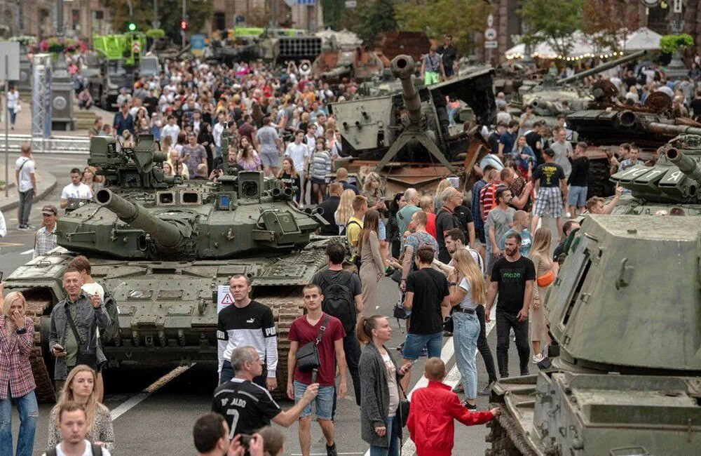 İmha edilen Rus tankları Kiev'de sergileniyor