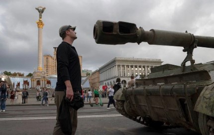 İmha edilen Rus tankları Kiev'de sergileniyor