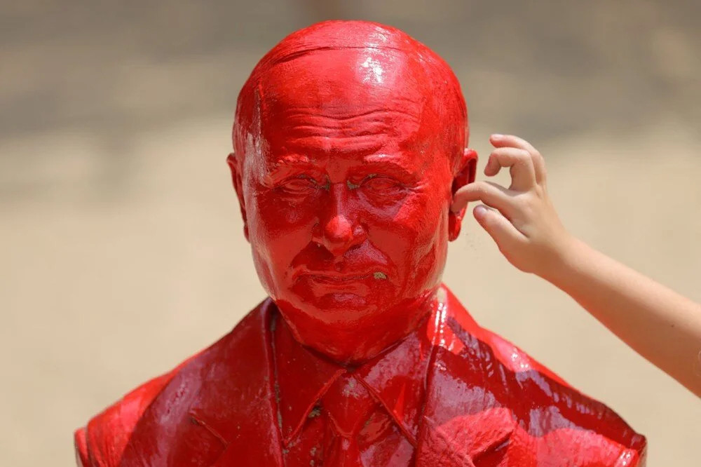 Önce Fransa şimdi de ABD: Çocuk Parkı'na 'Putin' heykeli!