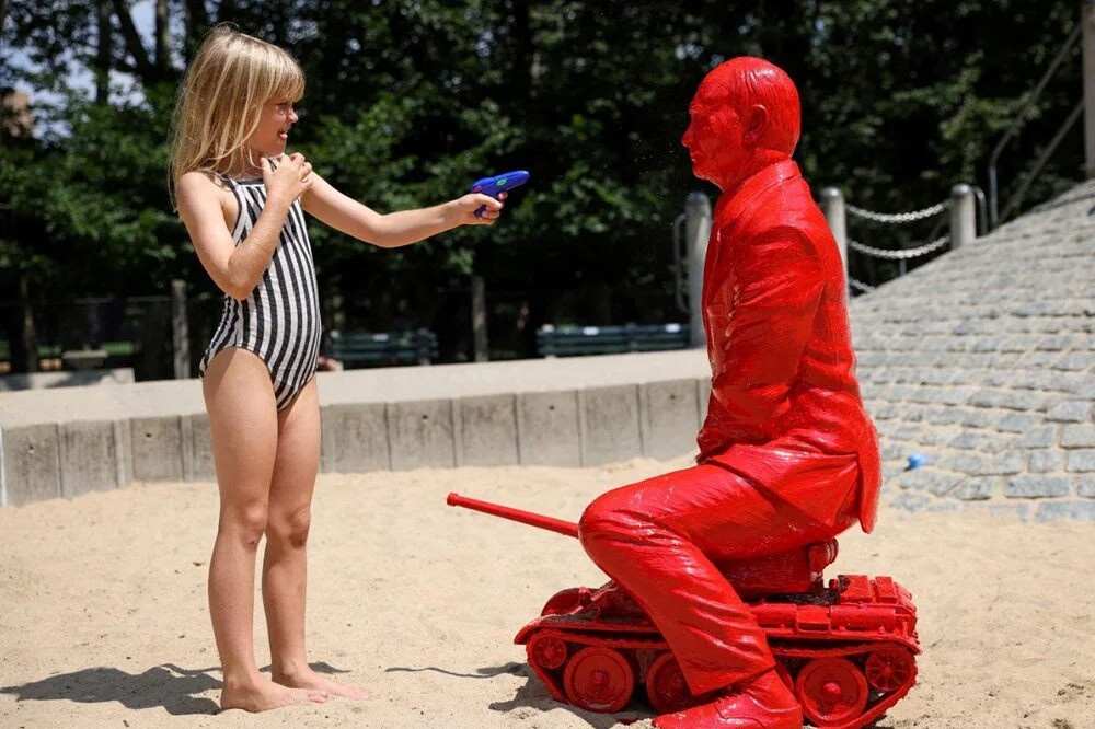 Önce Fransa şimdi de ABD: Çocuk Parkı'na 'Putin' heykeli!
