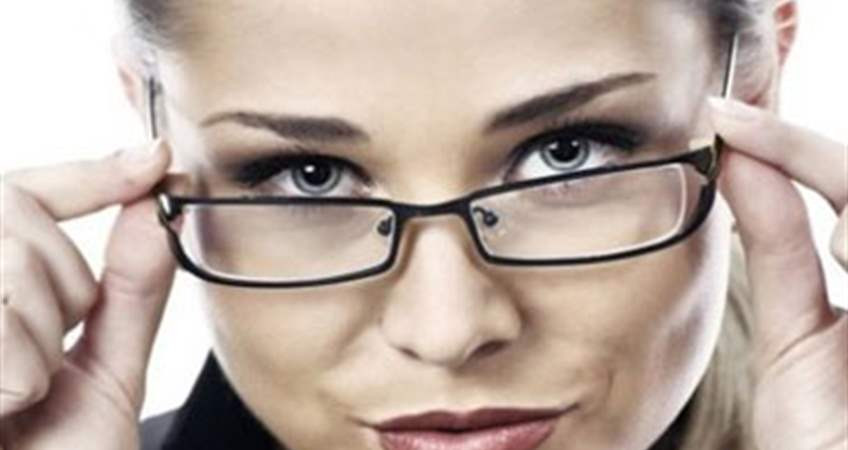 Araştırma: Gözlük insanları daha zeki veya çekici göstermiyor