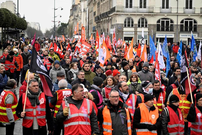 Fransa'da dev grev: Macron geri adım atar mı?