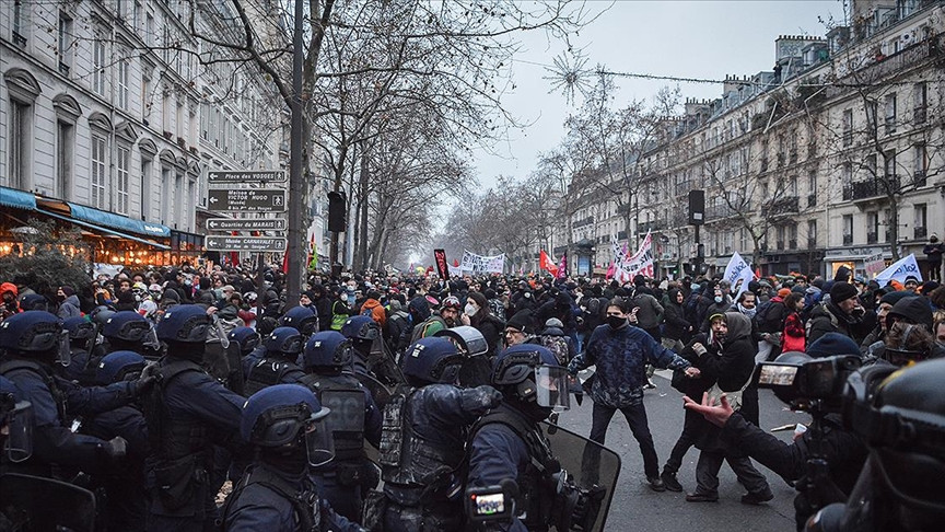 Fransa'da emeklilik yaşı protestolarına katılım 1 milyonu geçti!