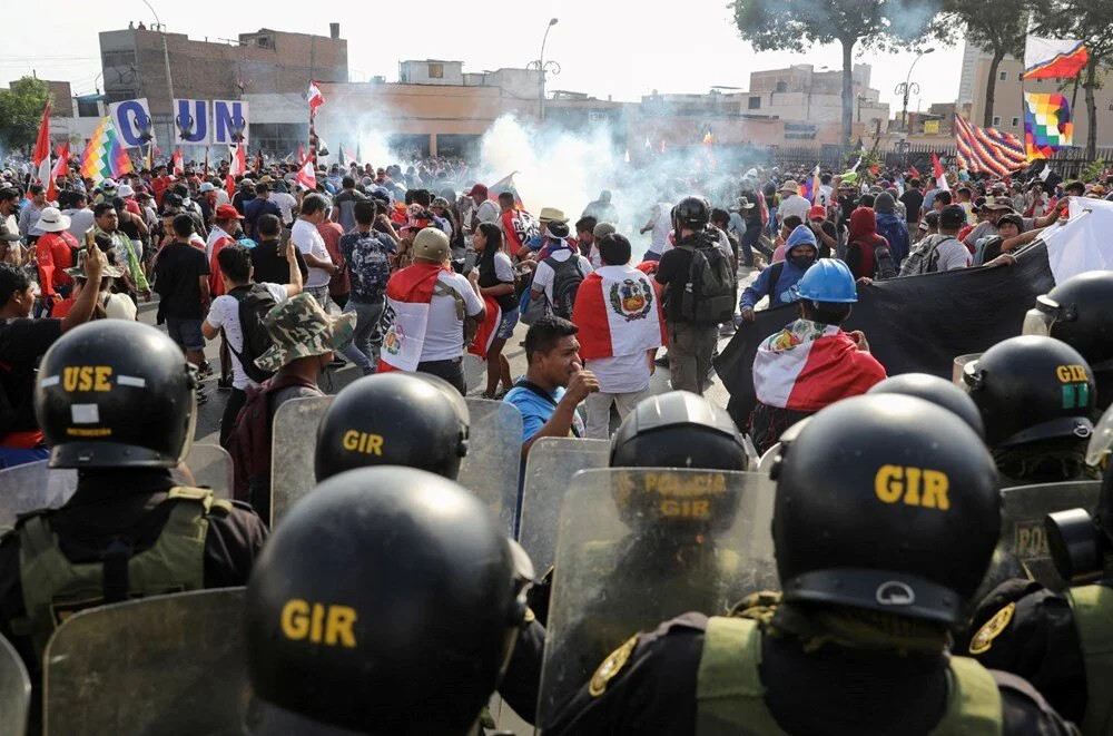 Protestocular havaalanına zorla girmeye çalıştı: 'Lima'yı al yürüyüşü!