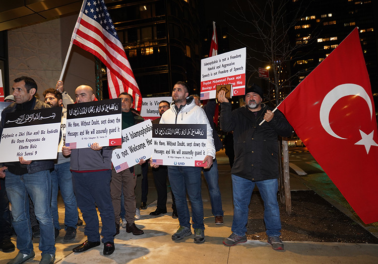 New York'ta, Kur'an-ı Kerim'in yakılmasını protesto ettiler