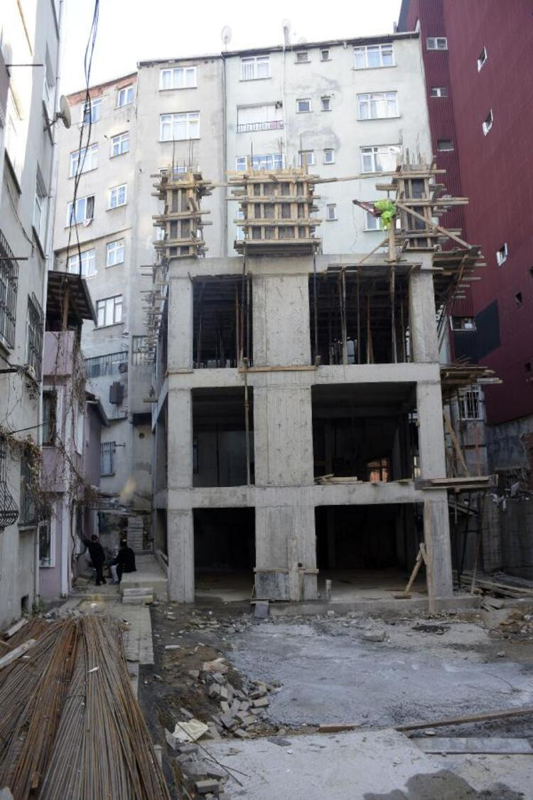 Şişli'de pencere ve balkonları inşaata açılan bina: İsyan ettiler!