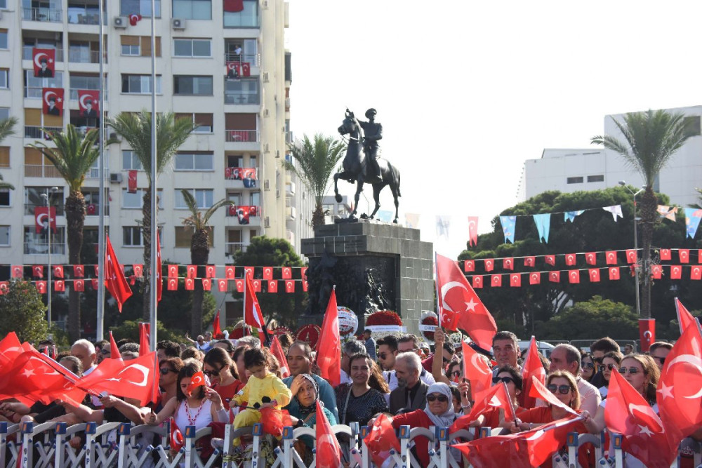 İzmir'de 100. yıl kutlamaları: Geçmişin coşkusu ve geleceğin umutları...