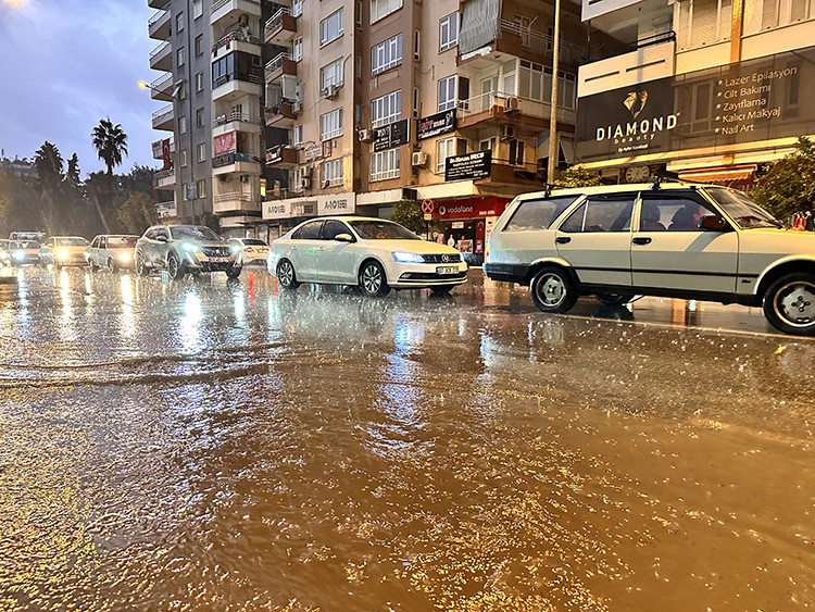 Antalya sağanak yağışa teslim oldu