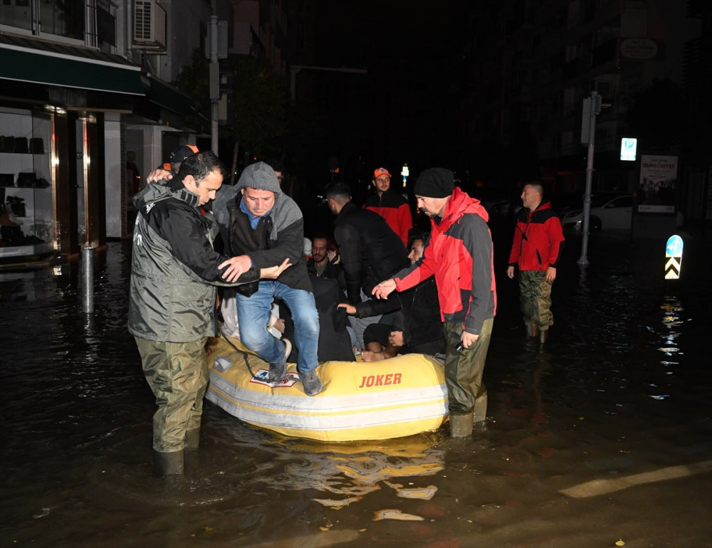 İzmir'de deniz taştı: Vatandaşlar zodyak ile kurtarıldı
