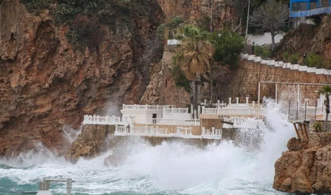 Antalya'da fırtına etkili oluyor