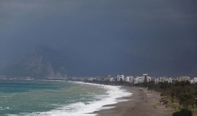 Antalya'da fırtına etkili oluyor