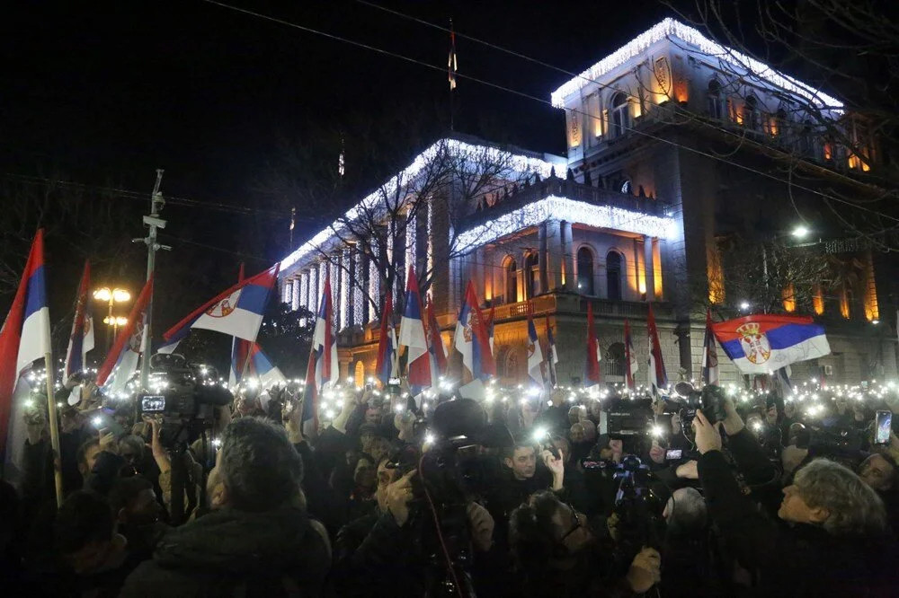 Sırbistan'da seçim gerilimi: Belediye binasına baskın!