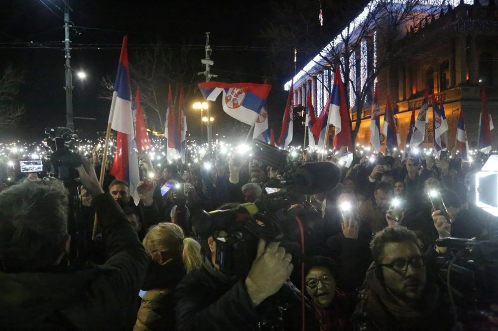 Sırbistan'da seçim gerilimi: Belediye binasına baskın!