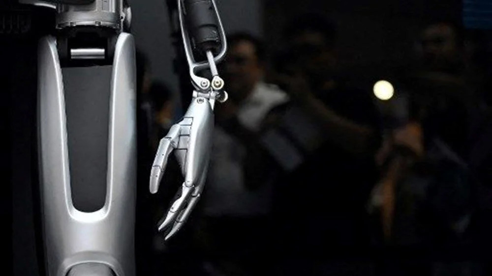 Tesla fabrikasında korkunç olay: Robot mühendise saldırdı!