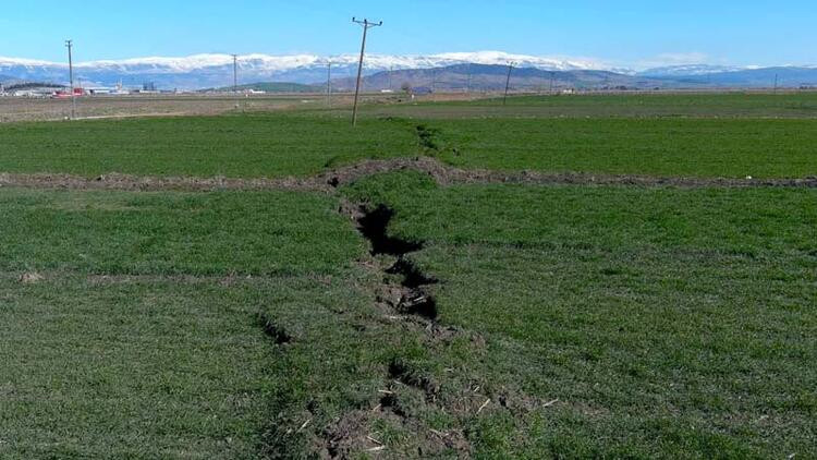 Deprem tarımı da vurdu: Fay kırıkları havadan görüntülendi!
