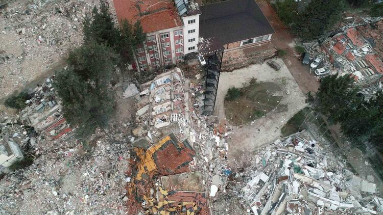 Depremde şaşırtan görüntü: Bina yıkıldı... Merdiveni ayakta kaldı!