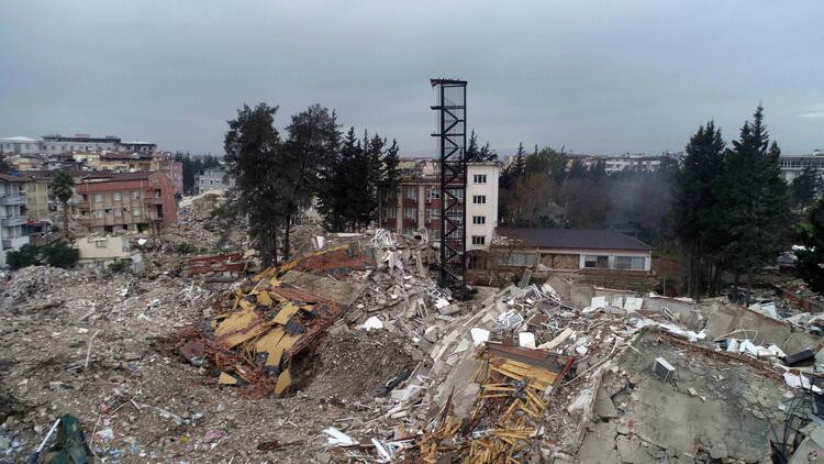Depremde şaşırtan görüntü: Bina yıkıldı... Merdiveni ayakta kaldı!