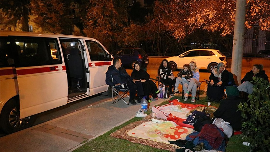 İzmir'de deprem sonrası vatandaşlar sokakta