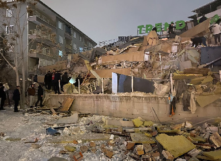 14 saniyede yıkıldı: Malatya'da bir rezidans yerle bir oldu!
