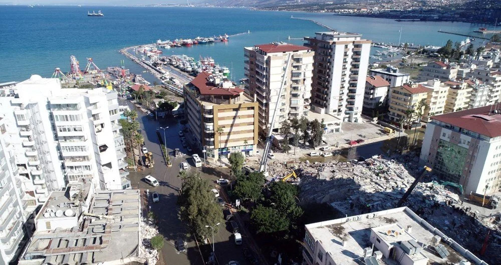 Deprem bölgesinde deniz seviyesi yükseldi: Binalar boşaltıldı!
