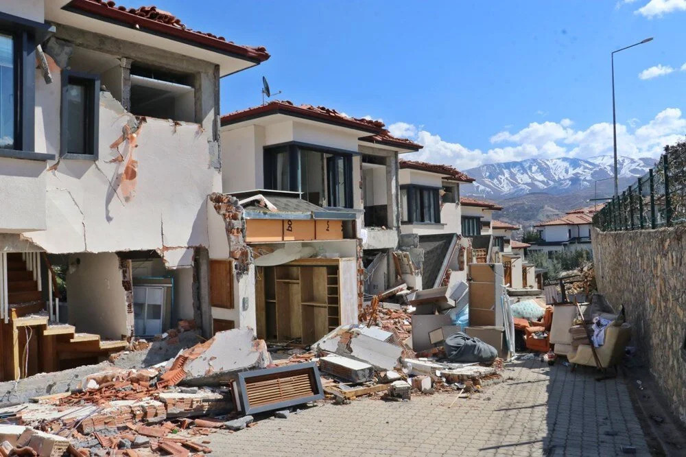 Milyonluk villalar depremde dağıldı!