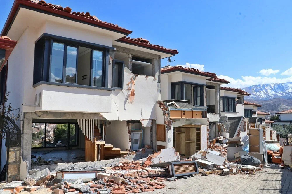 Milyonluk villalar depremde dağıldı!