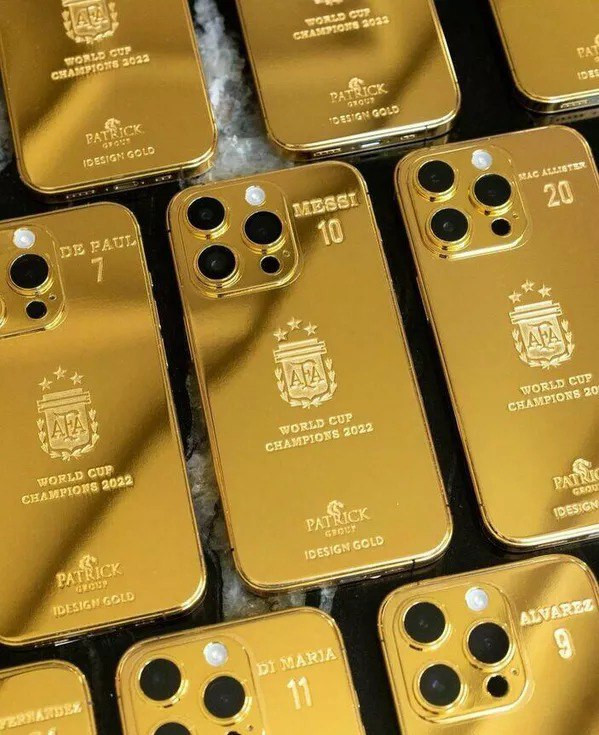 Messi'den takım arkadaşlarına 24 karatlık altın iPhone