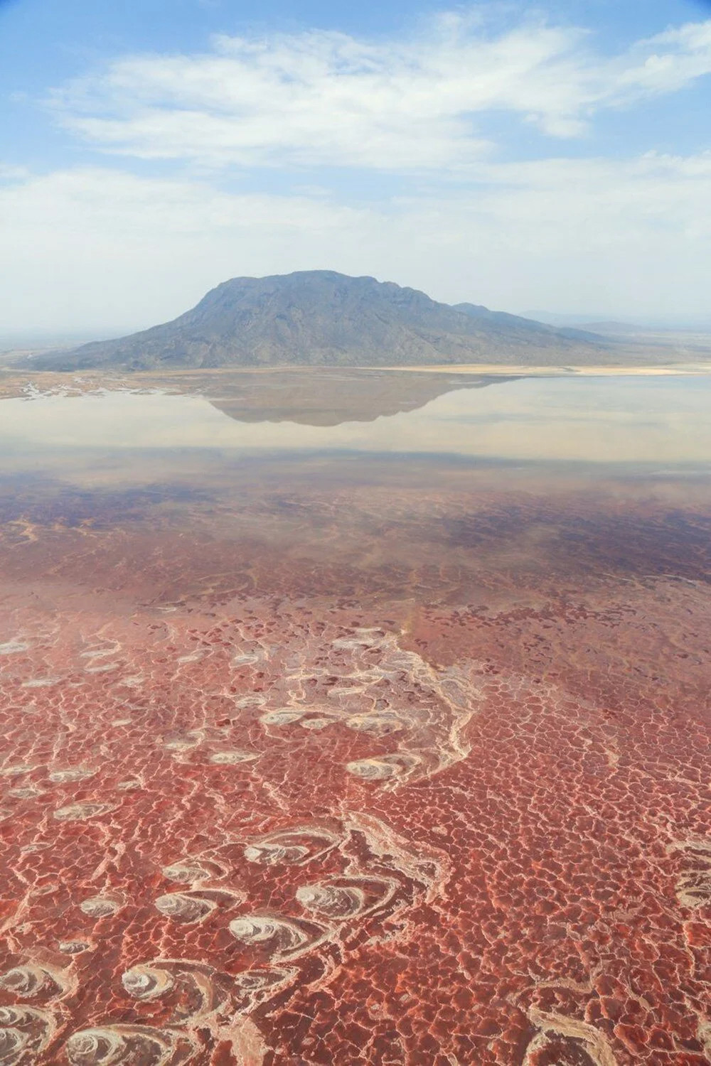 Dünyanın en tehlikeli gölü: Yaklaşanı 'taş'a döndürüyor!