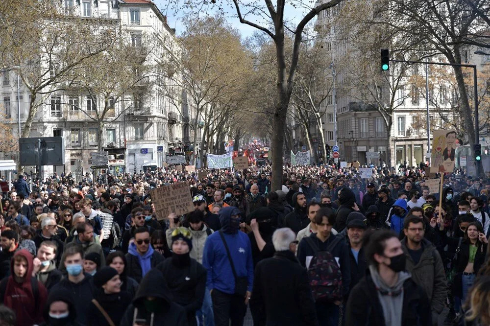 Fransa'da tansiyon giderek yükseliyor: 200'ü aşkın gözaltı!