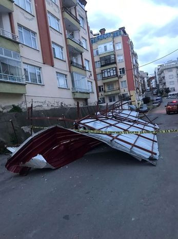 İstanbul'a kar sürprizi: Çatılar uçtu, minare devrildi! 