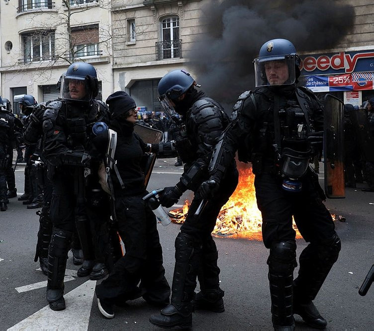 Fransa'da sokaklar savaş alanına döndü: Polisten orantısız güç!