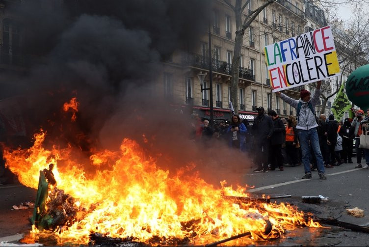 Fransa'da sokaklar savaş alanına döndü: Polisten orantısız güç!