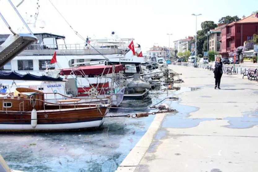 Yer: İstanbul... Denizin dibi kirlilikten görünmüyor!