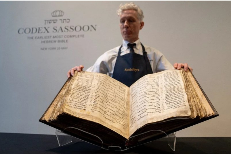 Dünyanın en eski İbranice İncil'i milyonlarca dolara satıldı