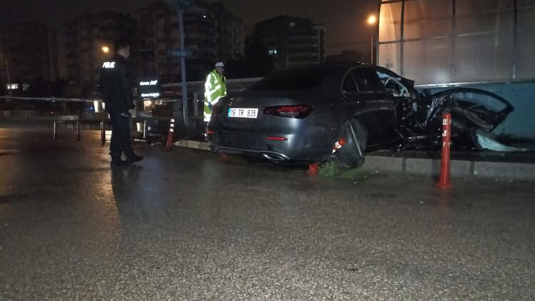Bursa'da otomobil, metro istasyonunun alt geçidine çarptı: 3 ölü