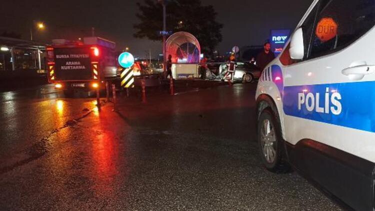 Bursa'da otomobil, metro istasyonunun alt geçidine çarptı: 3 ölü