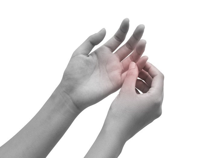 Yüksek kolesterolün işareti o his: Parmaklarınızda belirti gösteriyor!