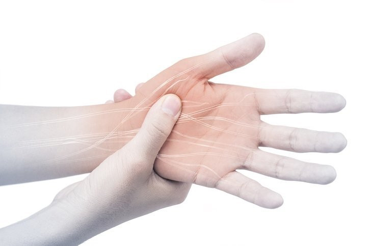 Yüksek kolesterolün işareti o his: Parmaklarınızda belirti gösteriyor!