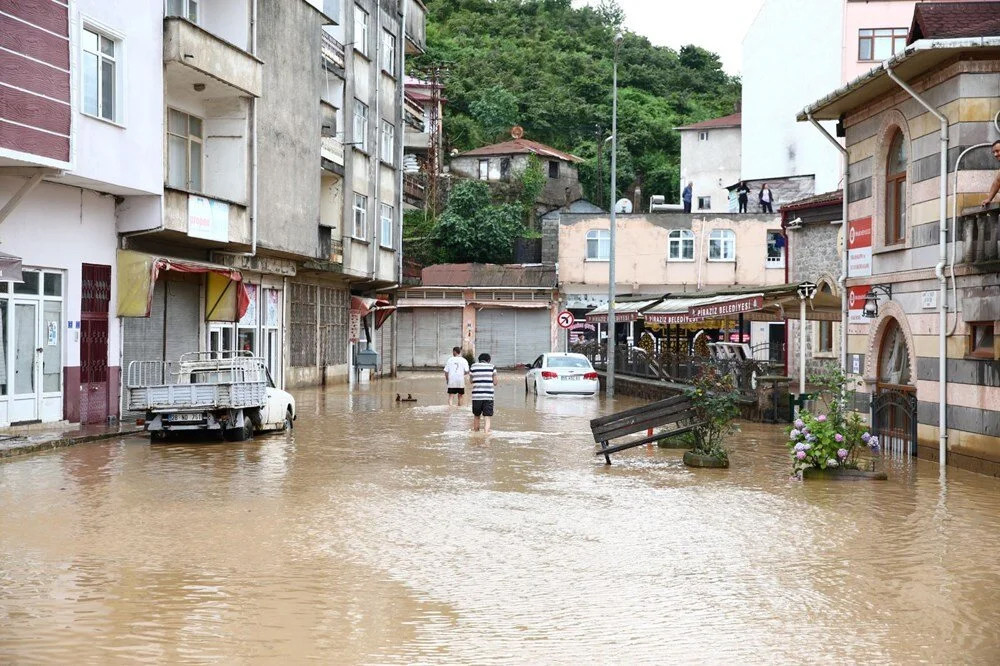Karadeniz'i yine sel vurdu: Kayıp bir kişi aranıyor!