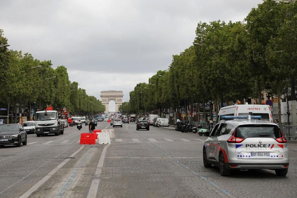 Paris'in en işlek caddesi: Turist yerine demir bariyer!