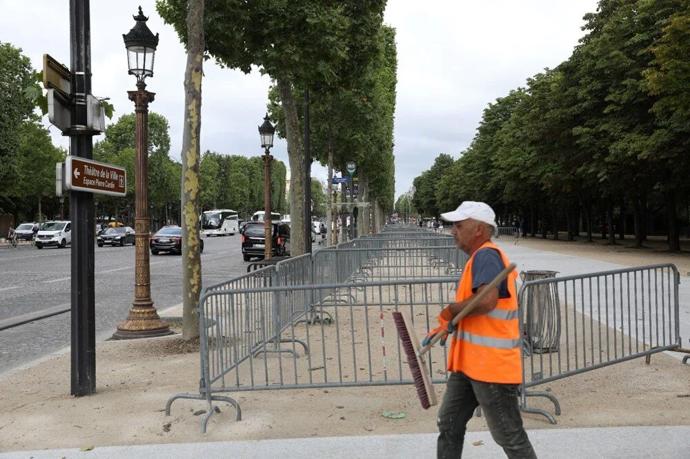 Paris'in en işlek caddesi: Turist yerine demir bariyer!