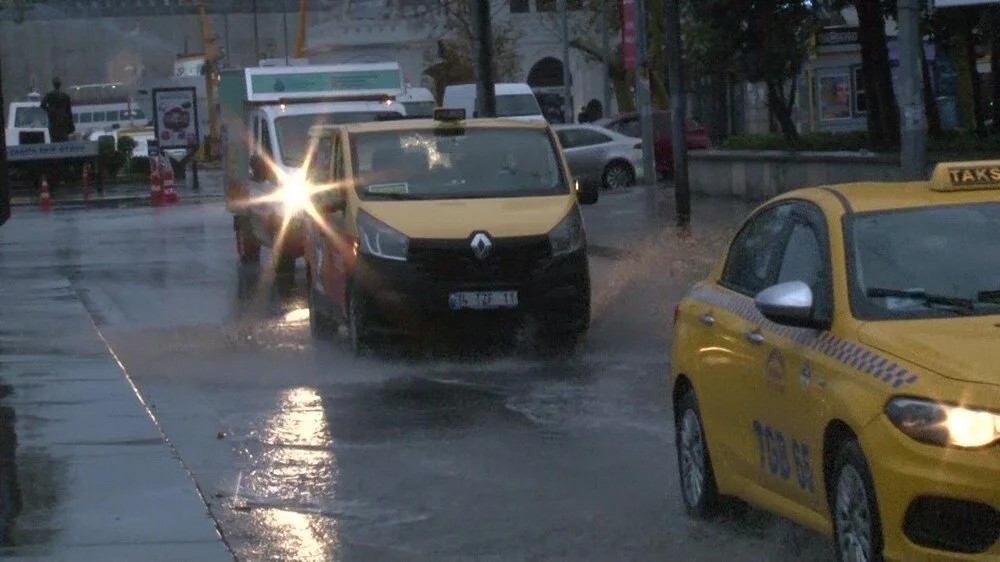 İstanbul'u yine sağanak vurdu: Kapalıçarşı ve Tahtakale'yi su bastı!