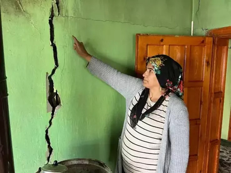 Hakkari'de deprem sonrası 28 evde çatlak!