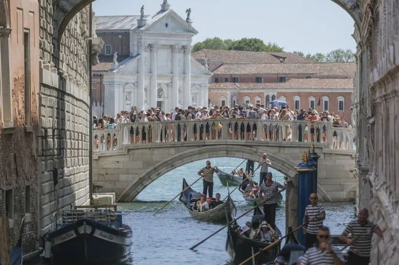 Venedik'te yeni uygulama: 25 kişiden fazlası yasak!