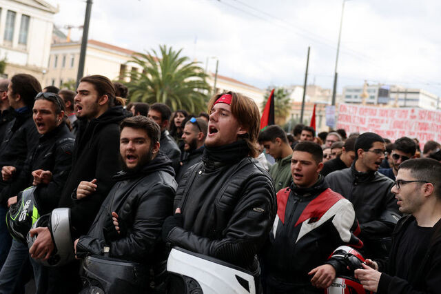 Yunanistan'da bu kez öğrenciler ve eğitmenler sokakta!