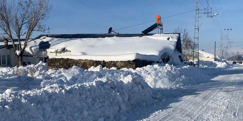 Son 55 yılın en yoğun kar yağışı: Evler kara gömüldü!