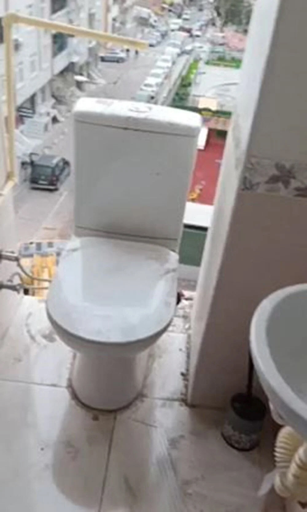 İstanbul'da kentsel dönüşüm: Kepçe yıktı, tuvalet açıkta kaldı!