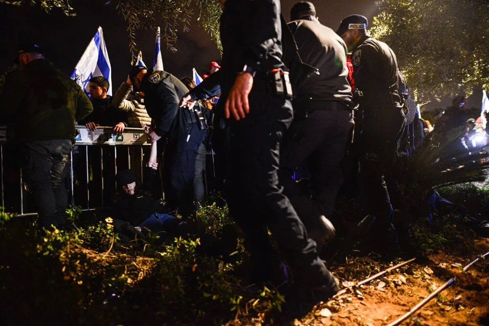 Esirlerin yakını toplandı: Netanyahu'nun evinin önünde protesto!
