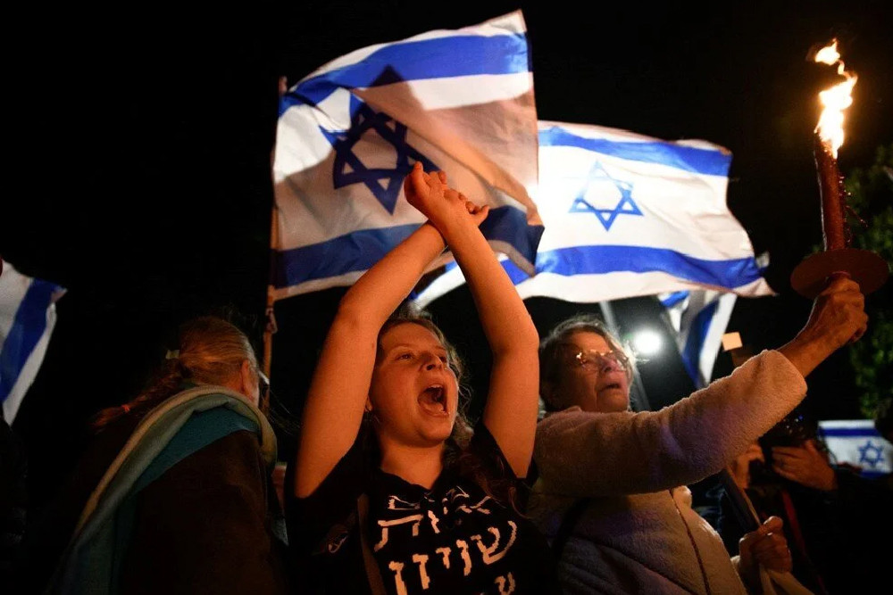 Esirlerin yakını toplandı: Netanyahu'nun evinin önünde protesto!