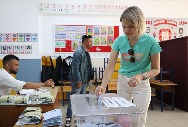 Yabancı seçmenler Antalya'da yerel seçimler için oy kullandı